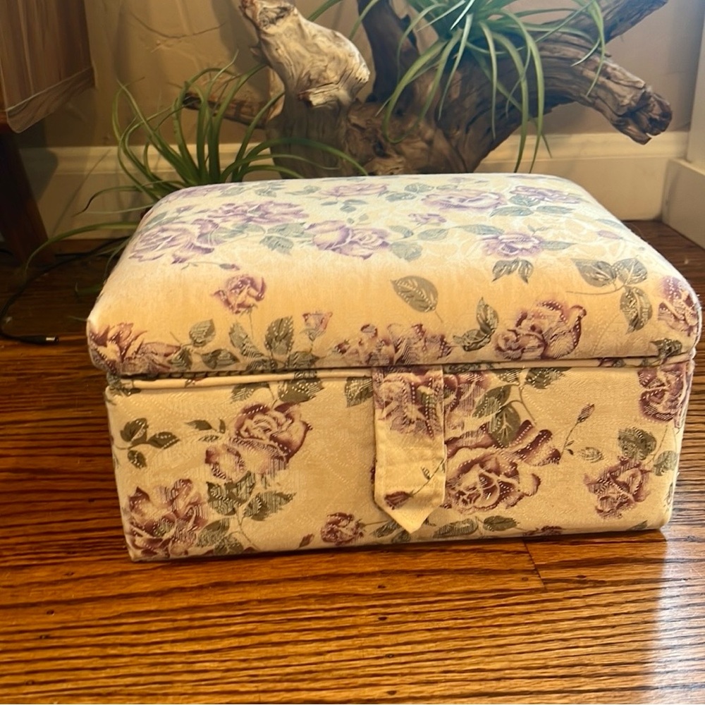 🆕 Vintage Large Floral Cream & Purple Fabric Legged Sewing Box - Picture 5 of 5